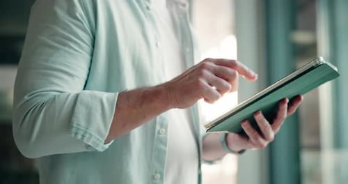 Les mains, la tablette et l'homme d'affaires au bureau font défiler le site Web pour les actualités, les informations en ligne et les recherches