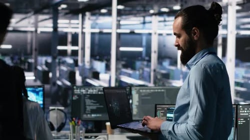 Serverraumtechniker verwendet AI LLM Chatbot zur Überprüfung der Infrastrukturdiagnose