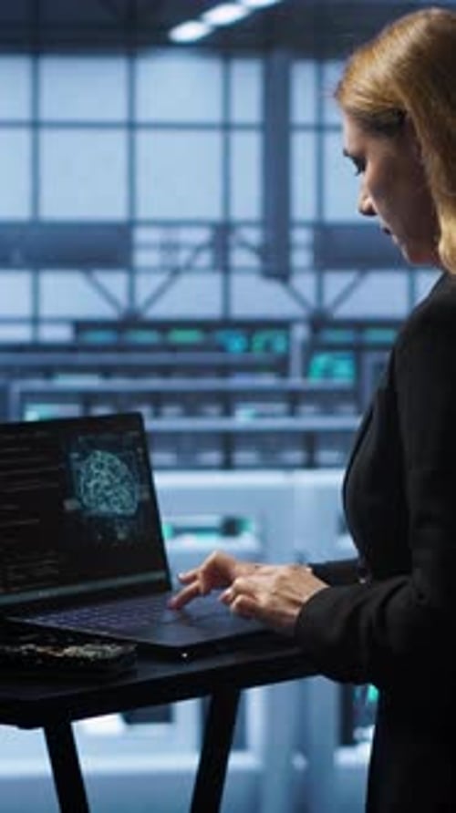 El administrador vertical de vídeo en el centro de datos trabaja con un modelo computarizado de inteligencia artificial