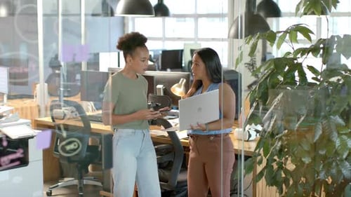 Les Afro-Américaines et les femmes d'affaires discutent du travail