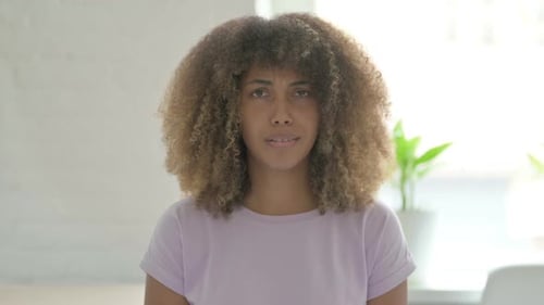 Mujer africana triste que se siente molesta y llora