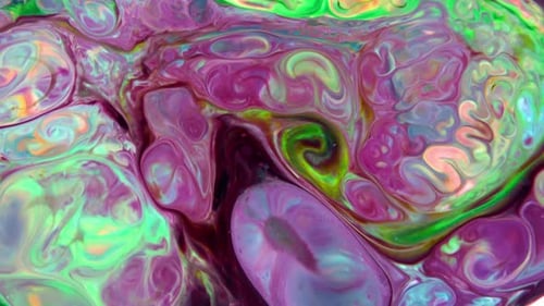 Abstrakte bunte Tintenbewegungen breiten sich auf der Wassertextur aus 992