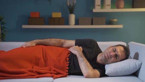 L'homme avec sa tête sur l'oreiller.