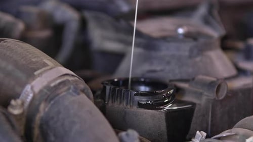 In der Werkstatt 3 strömt neues Motoröl aus dem grauen Kanister