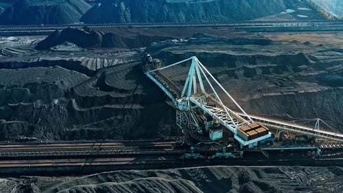 Luftaufnahme der Kamine eines Kraftwerks, eines Industrieviertels. Modernes großes Wärmekraftwerk