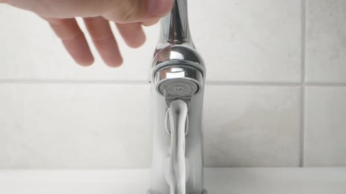 Ich drehe den Wasserhahn auf und die Kamera fährt durchs Wasser. Dolly Slider extreme Nahaufnahme
.