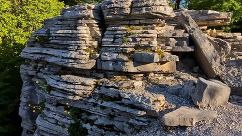 Felsige Klippenformation im Grünen in Griechenland