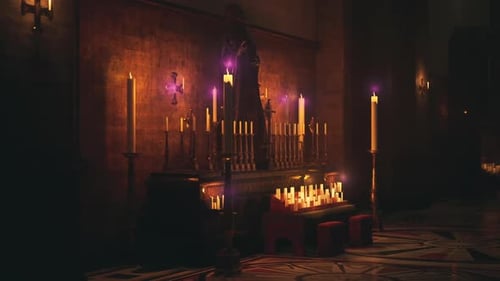 A iluminação cerimonial enfatiza a sacralidade com um jogo dramático de sombras