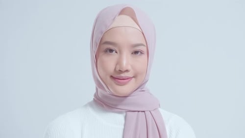 Porträt einer schönen muslimischen Frau mit Hijab.