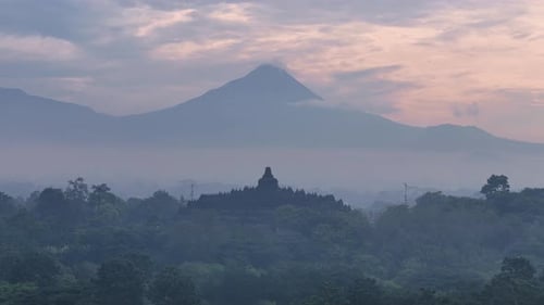 Templo Borobudur com Merbabu e Montanha Merapi.