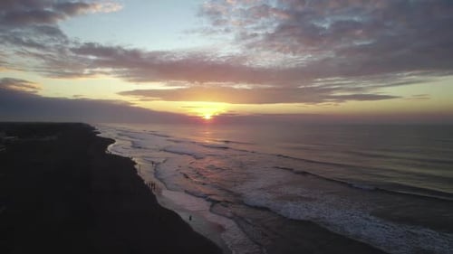 Zumbido que asciende sobre la costa al atardecer en Tenerife