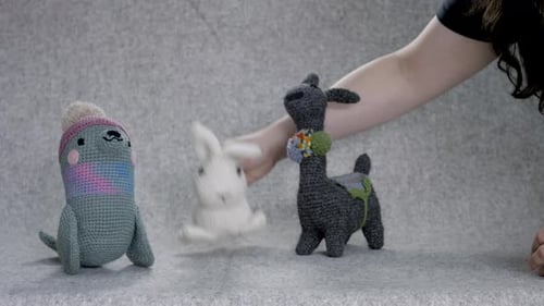 Gestrickte Teddybären und Kuscheltiere