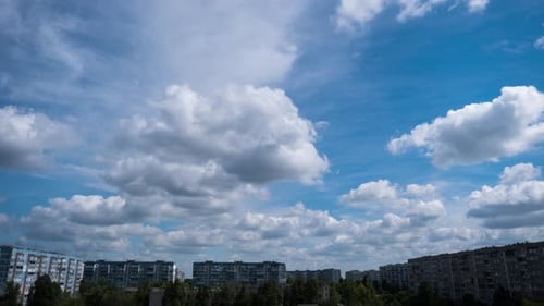 Der Zeitraffer der Wolken am blauen Himmel bewegt sich über der Stadt