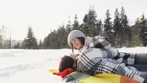 Eine faszinierende Aufnahme, die den Zauber und die Romantik des Winters einfängt, wenn das Paar Erfahrungen macht