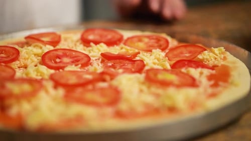 Koch bereitet Pizza zu