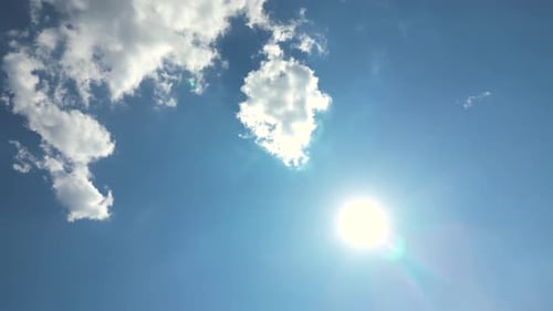 Sommerblauer Himmel, Wolkenverlauf, hellweißer Hintergrund. Schönheit: klar, wolkig, im Sonnenschein, ruhig, hell, w