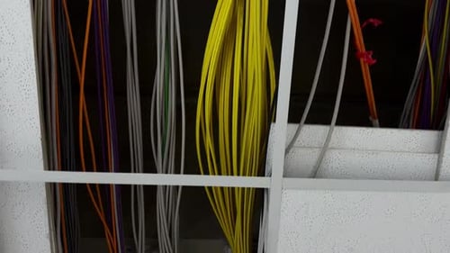 Foto de abajo hacia arriba que muestra el cableado de red moderno en el techo de una empresa moderna, de cerca