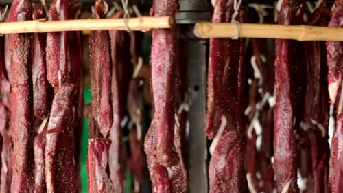 Charactée de viande de chevreuil traditionnelle sud-africaine séchée à l'éventail et tournant sur une roue