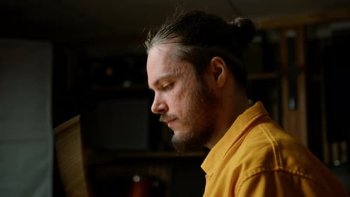 Porträt eines jungen Schlagzeugers, der in einem Tonstudio bei einer Probe eines Profis Schlagzeug spielt