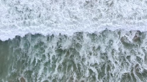 Meereswellen krachen heftig Meerwasser wirbelt an der Küste Meeresbewegung in Küstennähe Meereswellen