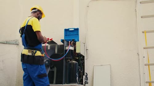 Serviceman kalibriert Barometermessgeräte