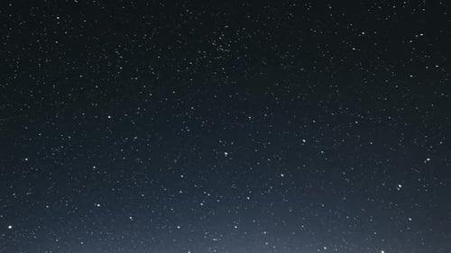 Echte Sterne am Sternenhimmel im Zeitraffer auf dunkelblauem Astronomie-Hintergrund