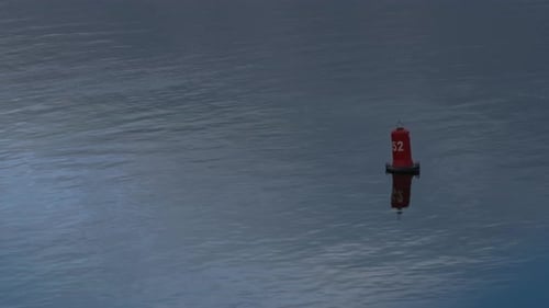 Rote Boje, die auf einer Stillwasserdrohne schwimmt. Sicherheit, Sicherheit, Boote, Reisen