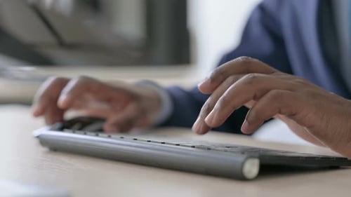 Nahaufnahme eines jungen afrikanischen Geschäftsmannes beim Tippen auf Laptop