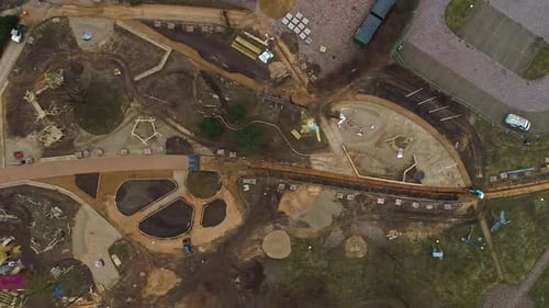 Vista aérea a vista de pájaro sobre una gran obra de construcción con vista de vehículos de construcción y construcciones