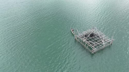 Bambusflöße werden mitten im Meer zusammengebaut und zum Fangen von Fischen verwendet