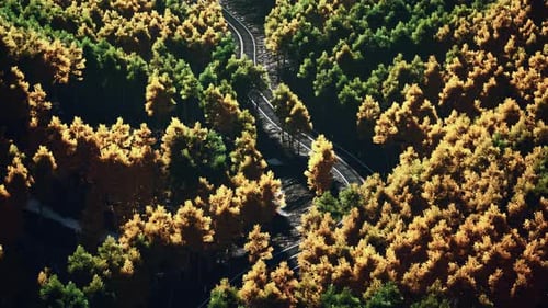 Uma vista aérea de uma estrada nas montanhas Belo pôr do sol