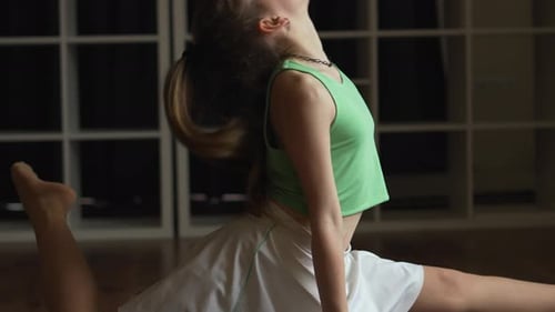 La rutina de baile muestra una mezcla de flexibilidad, emoción y arte, fusionando el atletismo con