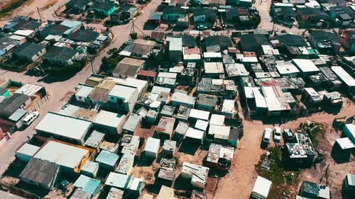 Zumbido, barrio y casas en una comunidad pobre con pueblo y camino de tierra