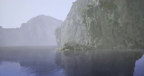 Paisaje brumoso con acantilados rocosos y aguas tranquilas que reflejan la belleza natural