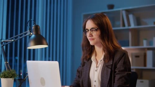 Femme d'affaires conciliant vie professionnelle et atmosphère positive