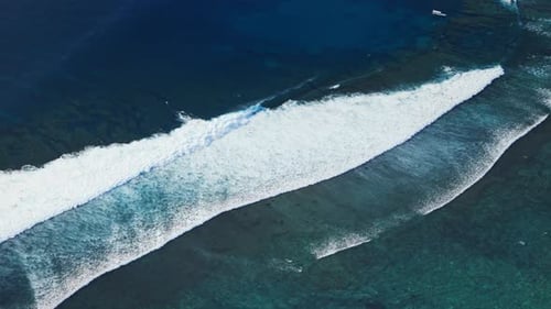 Wellensurfen mit SurfersSwell Wave in Ocean Drohne Shot