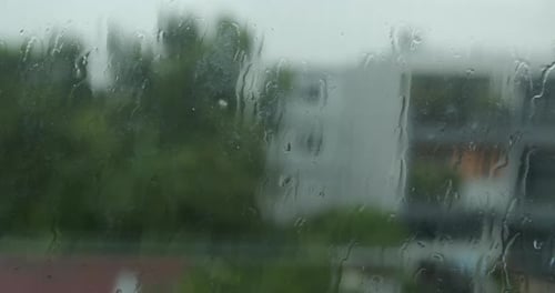 Regentropfen Fenster Große Regentropfen treffen während eines Sommerschauers auf eine Fensterscheibe Wassertröpfchen auf