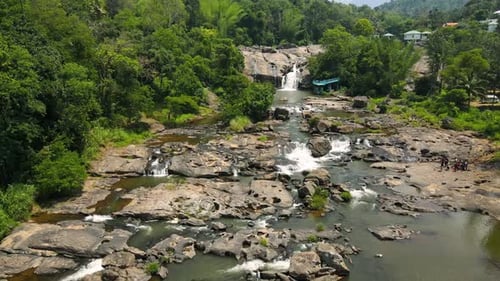 Drohnenaufnahme von Munnars wunderschönem Wasserfall, umgeben von Nebel und Wäldern