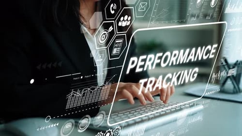 Empresaria que utiliza tecnología moderna para el seguimiento del desempeño y el análisis de datos en el entorno Corporativo