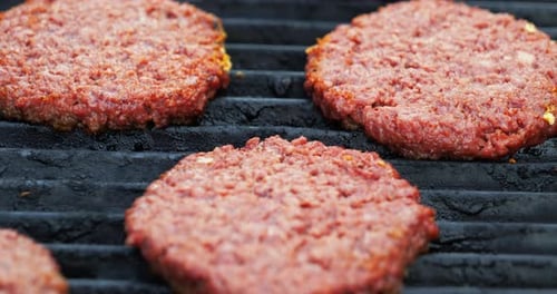 Galettes Impossible Burger à base de plantes à griller sur un gril électrique, plan semi-rapproché et panoramique