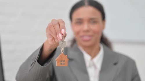 Nahaufnahme einer weiblichen Hand, die die Home-Tasten zeigt