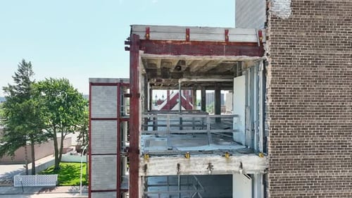El paralaje gira alrededor del exterior del edificio.