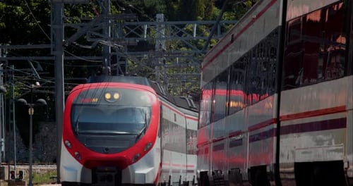 Der Zug kommt an einem heißen Sommertag am Bahnhof an