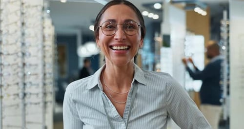 Optiker, Gesicht und Frau mit Brille für die Optometrie Aufbewahrung von Linsenrezept