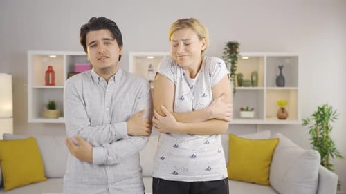 Mère et fils qui ont froid à cause du froid.