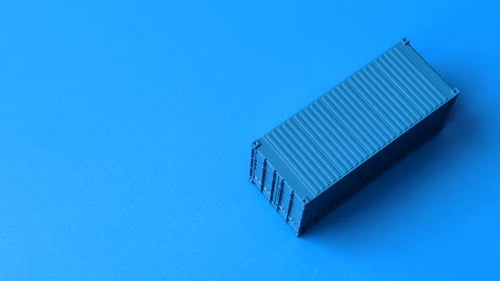 Ein Frachtcontainer in einem Hafenlager als Logistikelement, Export. Ein Frachtcontainer