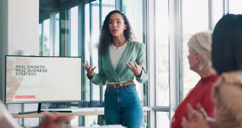 Pitch de negócios, apresentação e coaching feminino em workshop com crescimento e desenvolvimento em startup