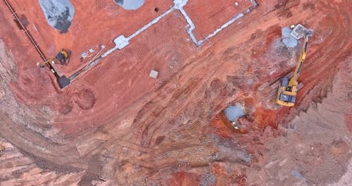 Antes de colocar bloques de concreto en las paredes, las zanjas deben estar preparadas para verter concreto
