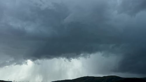Una peligrosa tormenta de lluvia azota el paisaje de Utah durante el monzón de verano