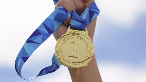 Nahaufnahme des Gewinners mit Band und Medaillen: Szenenaufnahme des Champions nach einem siegreichen Sport